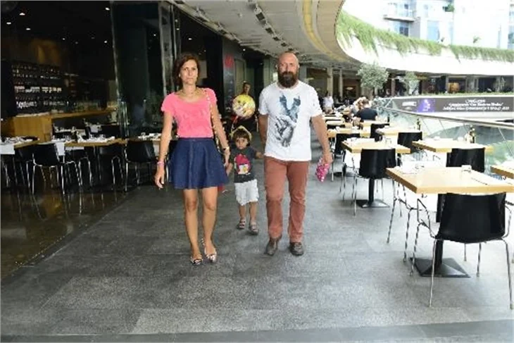 Halit Ergenç ile Bergüzar Korel'in Çeşme tatili bitti!