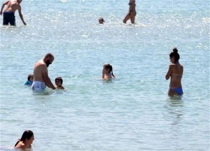 Halit Ergenç ile Bergüzar Korel'in Çeşme tatili bitti!