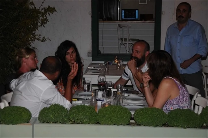 Halit Ergenç ile Bergüzar Korel'in Çeşme tatili bitti!