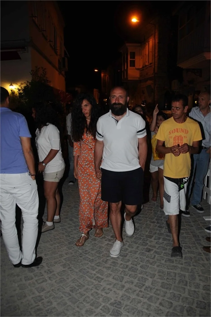 Halit Ergenç ile Bergüzar Korel'in Çeşme tatili bitti!