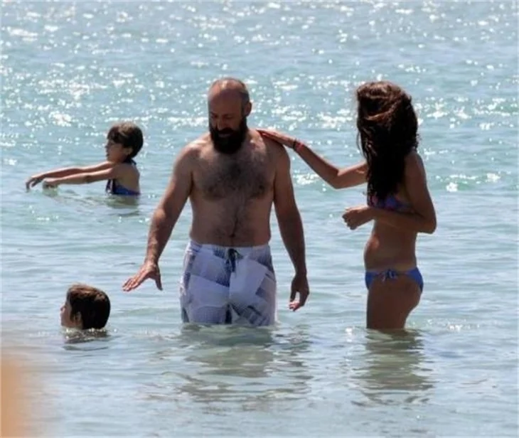 Halit Ergenç ile Bergüzar Korel'in Çeşme tatili bitti!