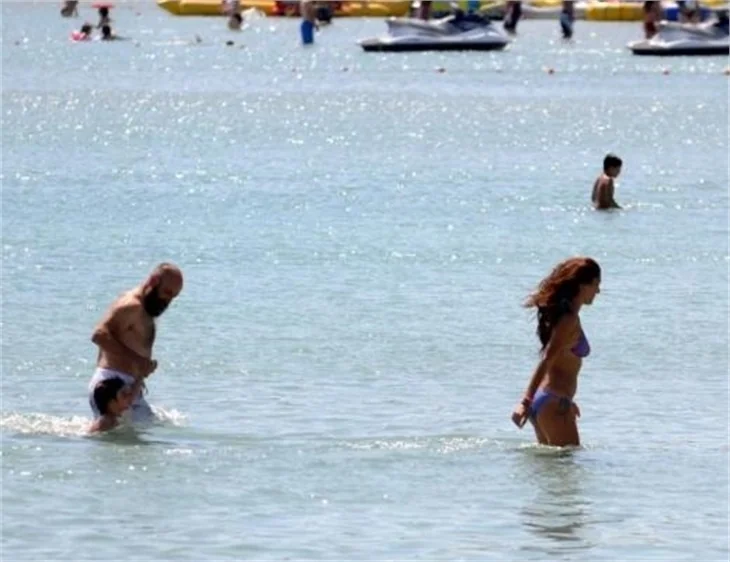 Halit Ergenç ile Bergüzar Korel'in Çeşme tatili bitti!