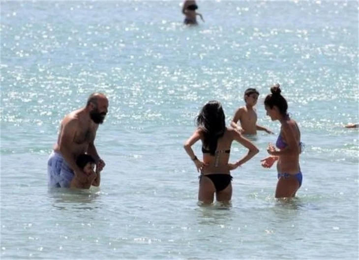 Halit Ergenç ile Bergüzar Korel'in Çeşme tatili bitti!