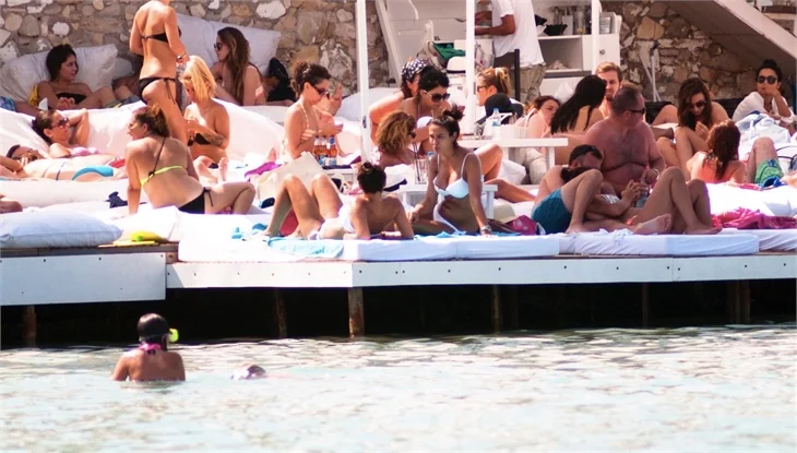 Çeşme'ye ünlü akını!