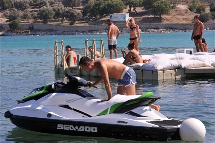Serdar Ortaç ve Chloe'nin jetski keyfi!