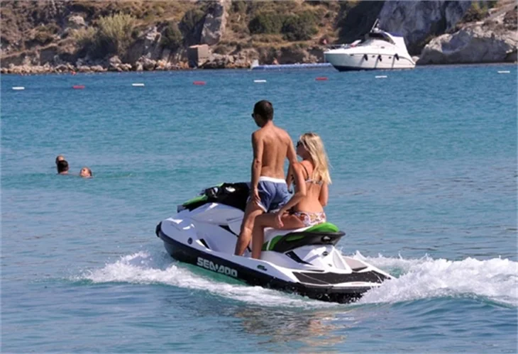 Serdar Ortaç ve Chloe'nin jetski keyfi!
