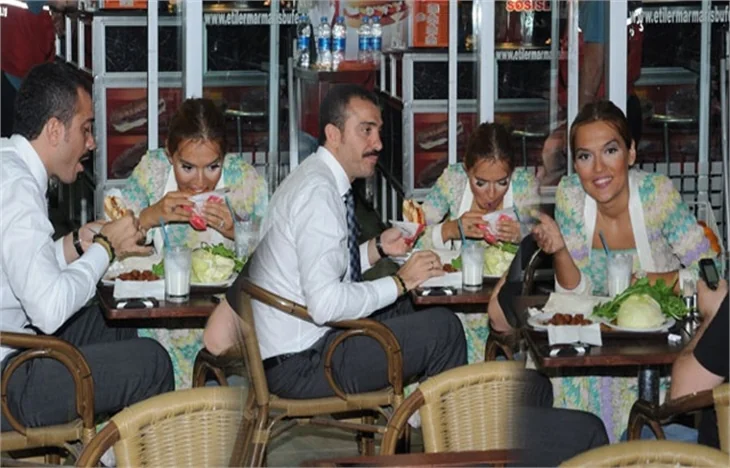 Demet Akalın çiğ köfte üzerine hamburger yedi!