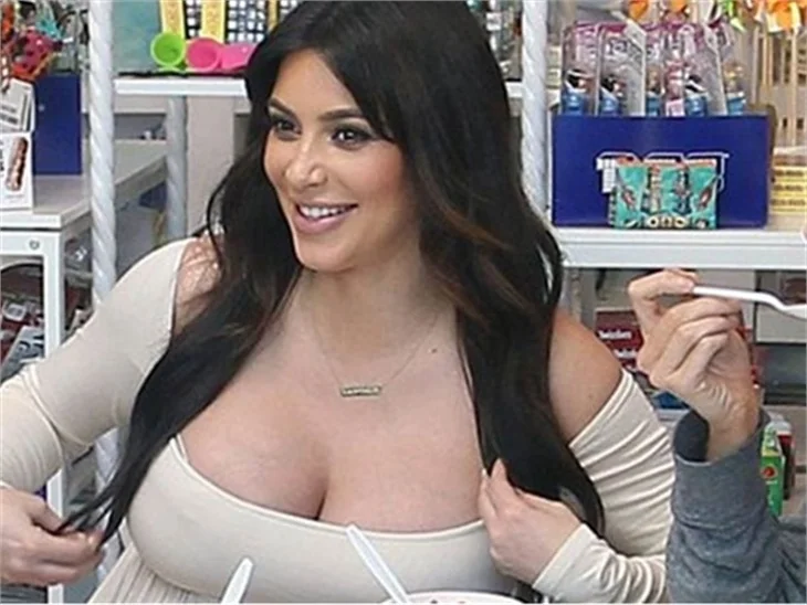 Kim Kardashian canlı yayında yine hayrete düşürdü!