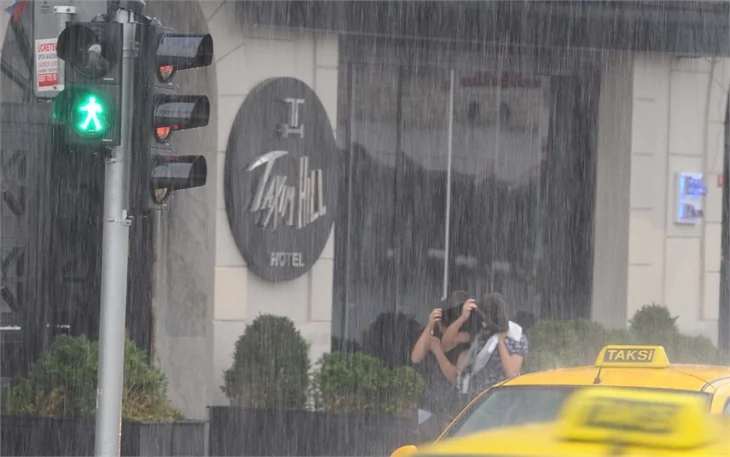 İstanbul'da yaz yağmuru!