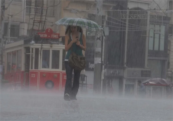 İstanbul'da yaz yağmuru!