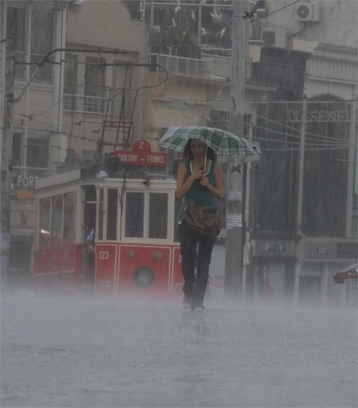 İstanbul'da yaz yağmuru!