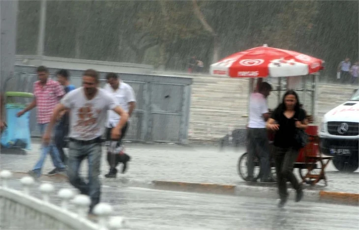 İstanbul'da yaz yağmuru!