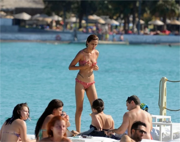 İki mankenin Çeşme defilesi!