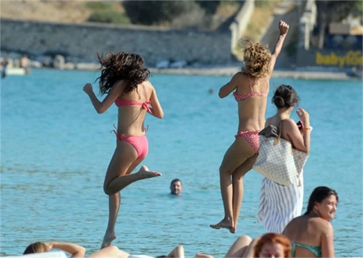 İki mankenin Çeşme defilesi!