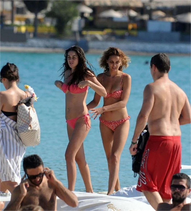 İki mankenin Çeşme defilesi!