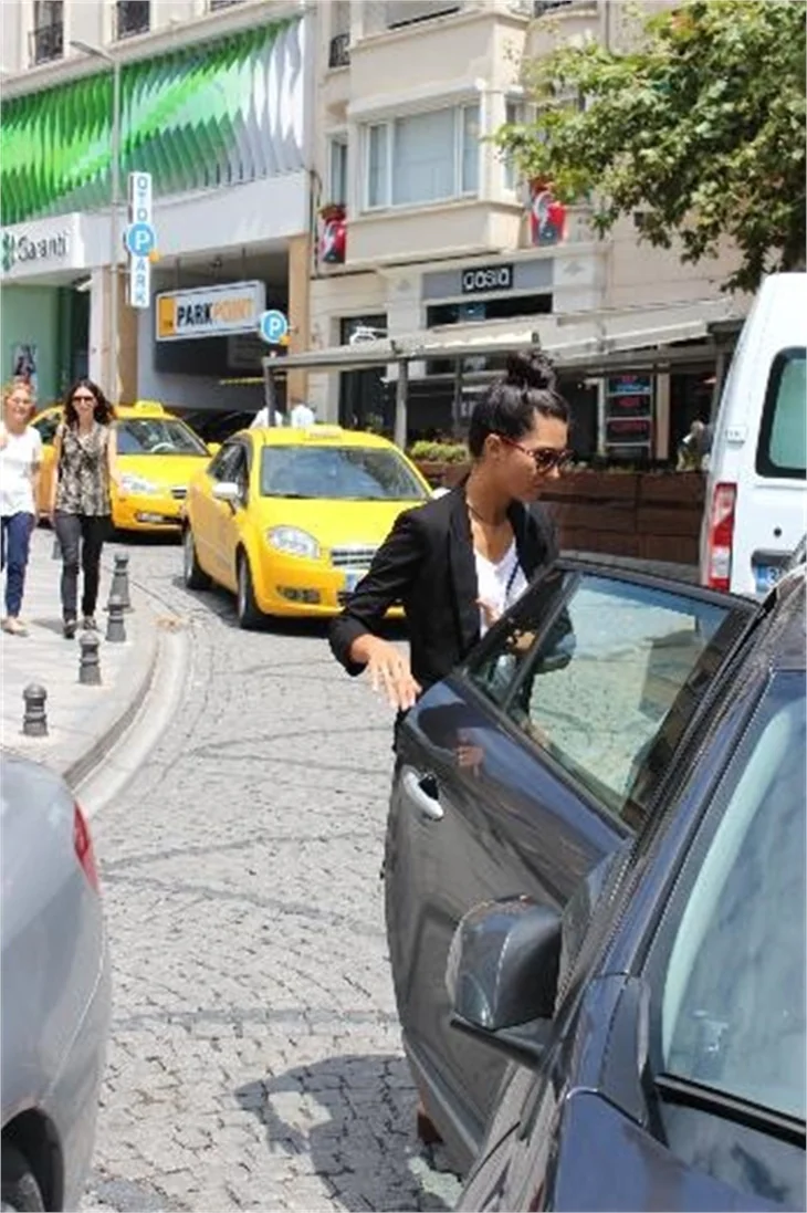 Tuba Büyüküstün alışverişte!