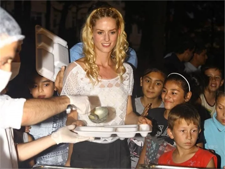 Wilma Elles iftar kuyruğunda!