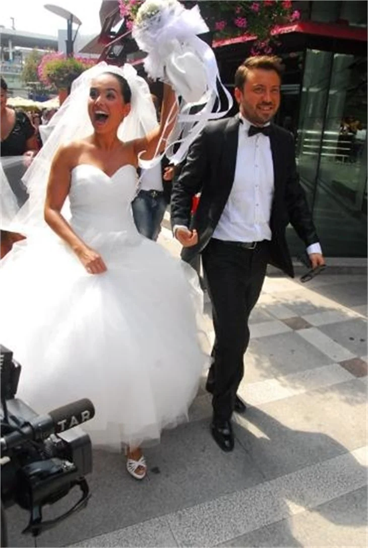 Tolga Güleç ve Yeliz Şar balayını Çeşme'de yapıyor!