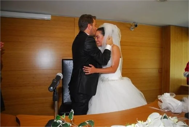 Tolga Güleç ve Yeliz Şar balayını Çeşme'de yapıyor!