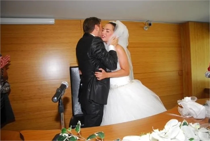 Tolga Güleç ve Yeliz Şar balayını Çeşme'de yapıyor!