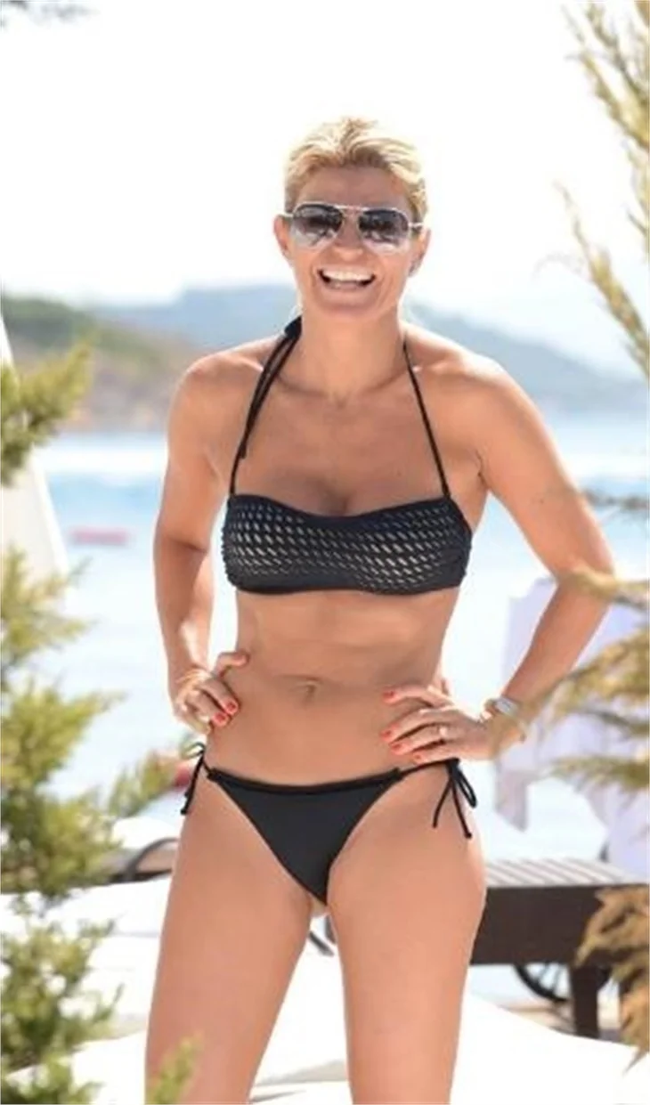 Ece Vahapoğlu tatilde de sporu ihmal etmedi!