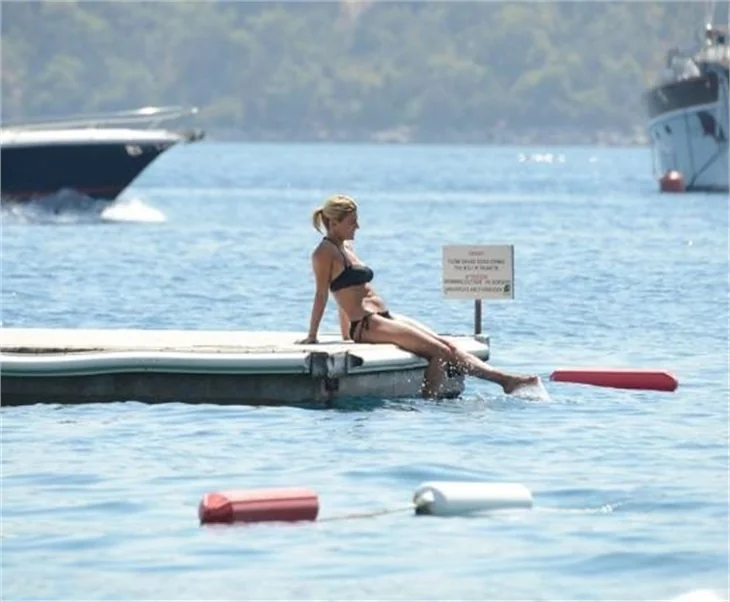 Ece Vahapoğlu tatilde de sporu ihmal etmedi!