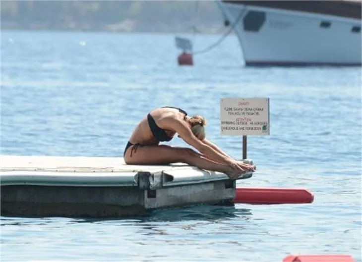 Ece Vahapoğlu tatilde de sporu ihmal etmedi!