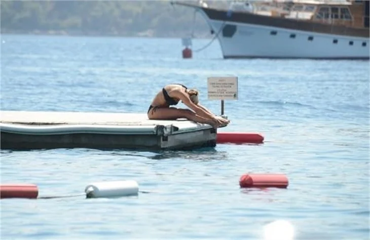 Ece Vahapoğlu tatilde de sporu ihmal etmedi!