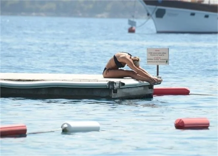 Ece Vahapoğlu tatilde de sporu ihmal etmedi!