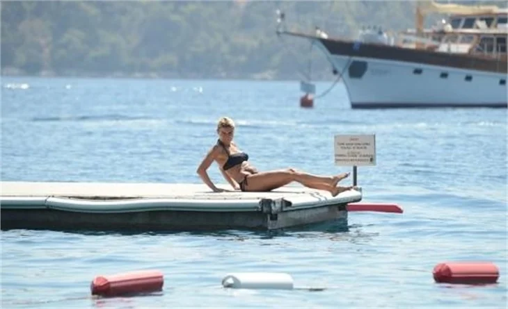Ece Vahapoğlu tatilde de sporu ihmal etmedi!