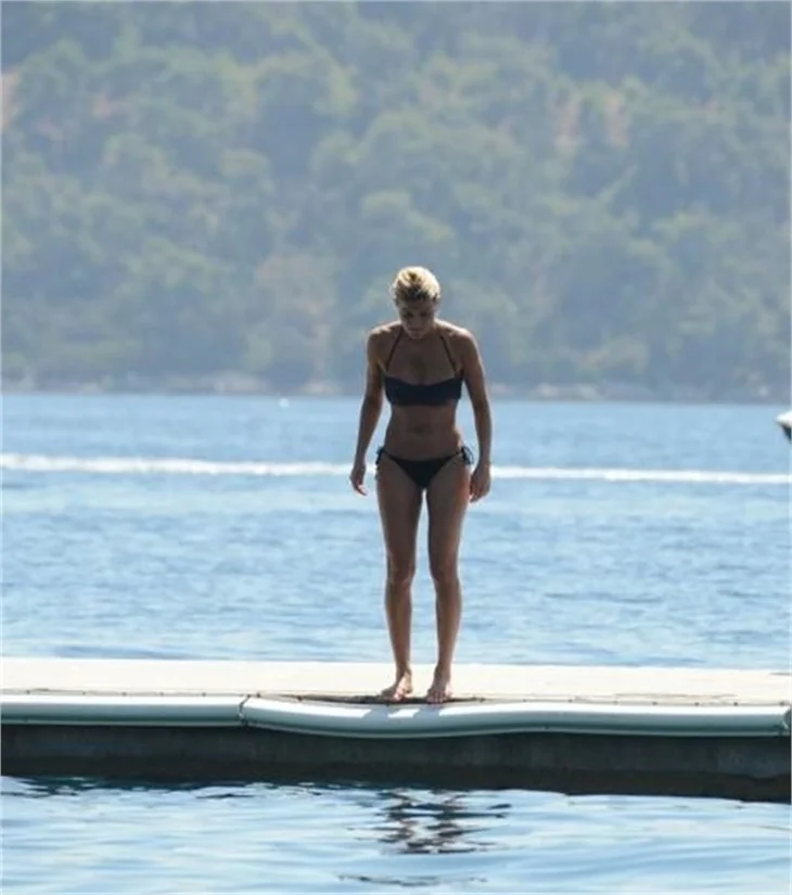 Ece Vahapoğlu tatilde de sporu ihmal etmedi!