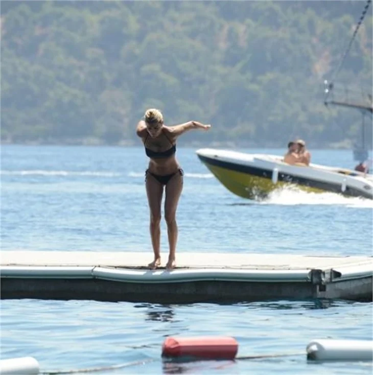 Ece Vahapoğlu tatilde de sporu ihmal etmedi!