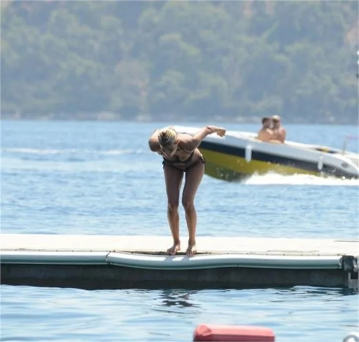 Ece Vahapoğlu tatilde de sporu ihmal etmedi!