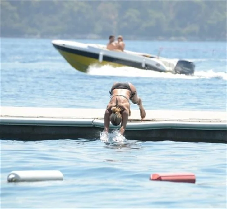 Ece Vahapoğlu tatilde de sporu ihmal etmedi!