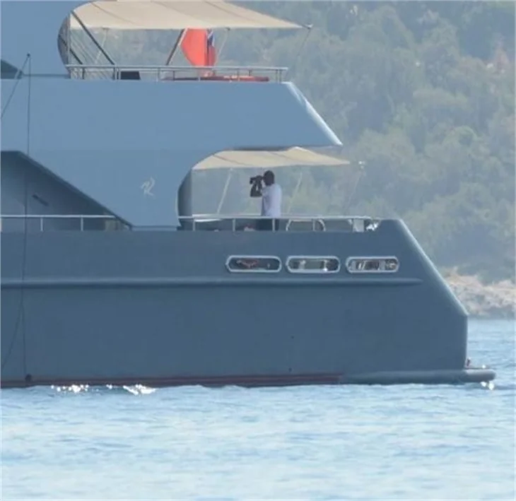 Ece Vahapoğlu tatilde de sporu ihmal etmedi!