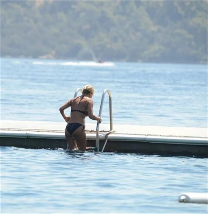 Ece Vahapoğlu tatilde de sporu ihmal etmedi!
