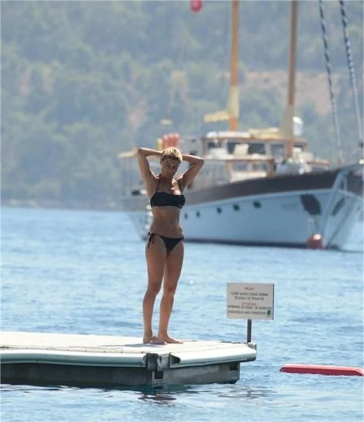 Ece Vahapoğlu tatilde de sporu ihmal etmedi!