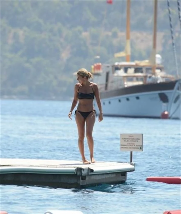 Ece Vahapoğlu tatilde de sporu ihmal etmedi!
