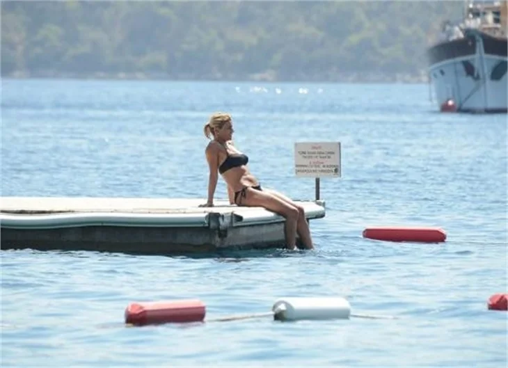 Ece Vahapoğlu tatilde de sporu ihmal etmedi!