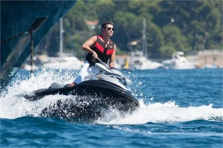 Simon Cowell haremiyle tatile çıktı!