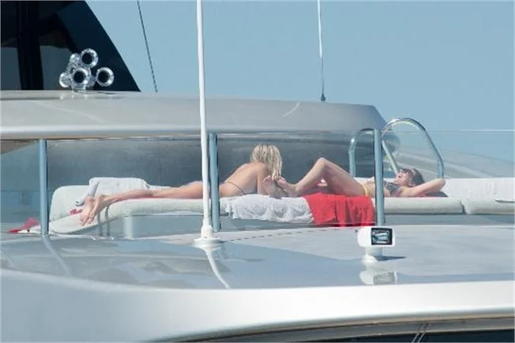 Simon Cowell haremiyle tatile çıktı!