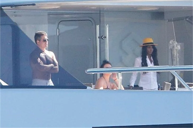 Simon Cowell haremiyle tatile çıktı!