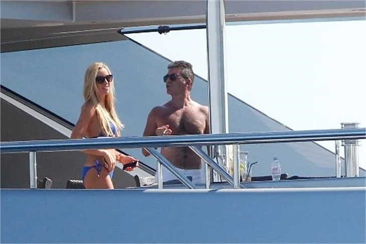 Simon Cowell haremiyle tatile çıktı!
