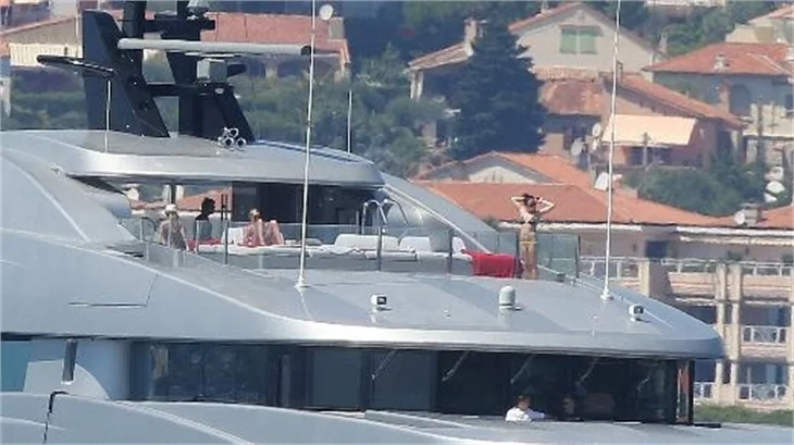 Simon Cowell haremiyle tatile çıktı!