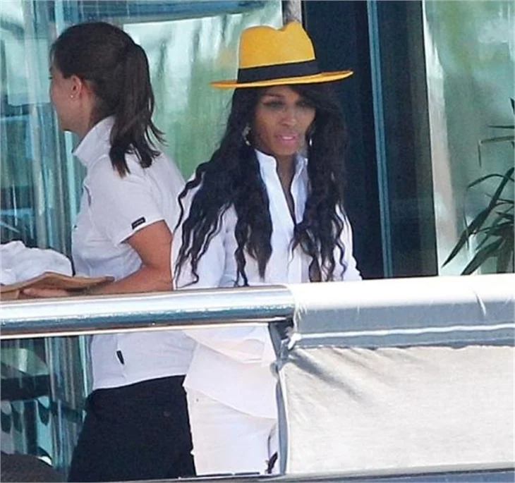 Simon Cowell haremiyle tatile çıktı!