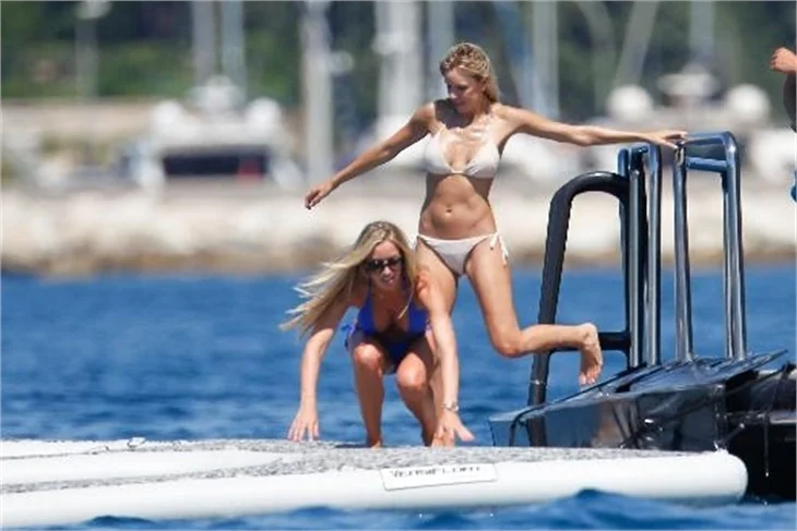 Simon Cowell haremiyle tatile çıktı!