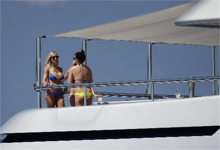 Simon Cowell haremiyle tatile çıktı!