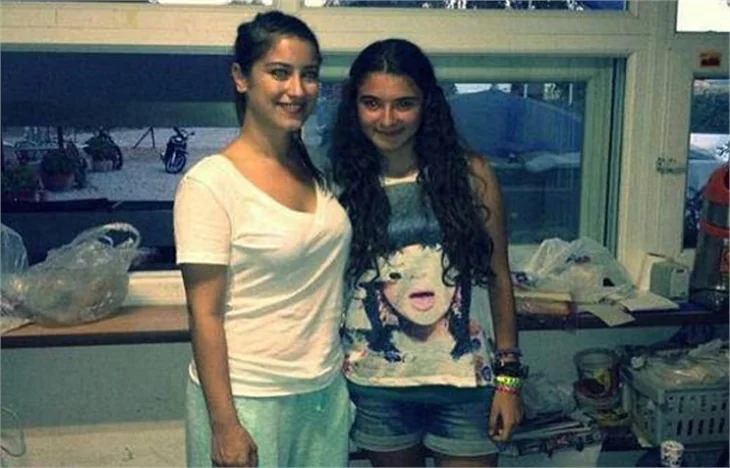 Hazal Kaya sette hayranlarıyla buluştu!