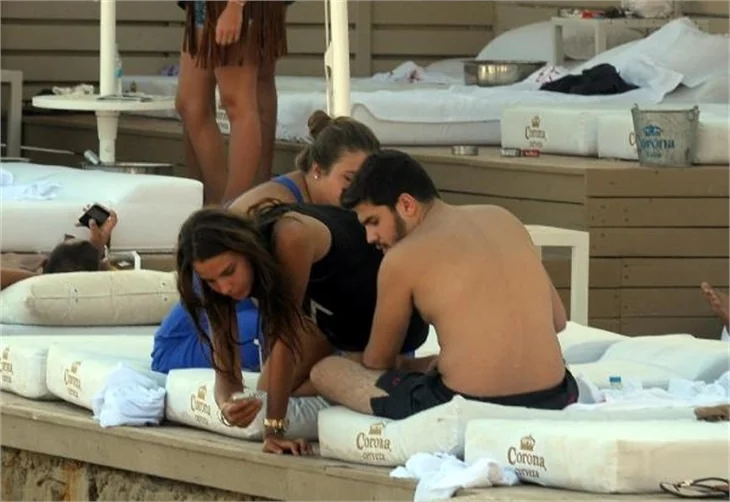 Aslışah Alkoçlar'ın plajda panik anları!