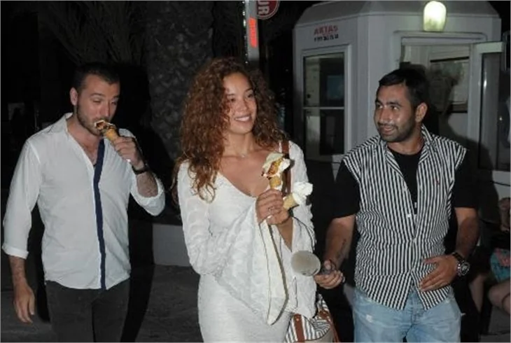 Azra Akın'a Kıvanç Tatlıtuğ sorulunca duymazlıktan geldi!